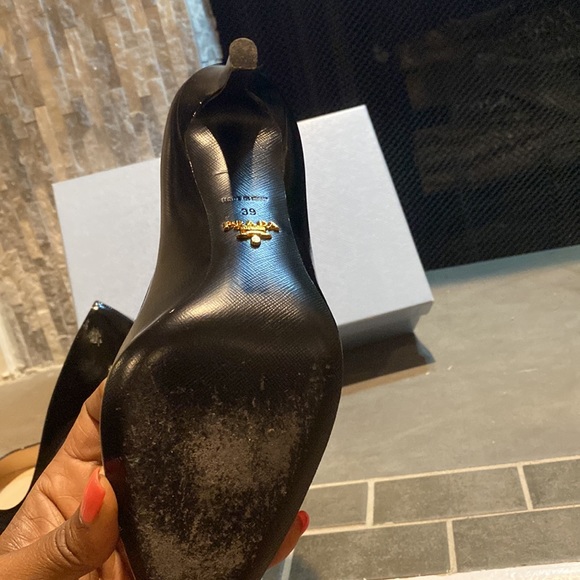 Beautiful like new textured patent leather Prada Pumps worn only a few times - Picture 4 of 8